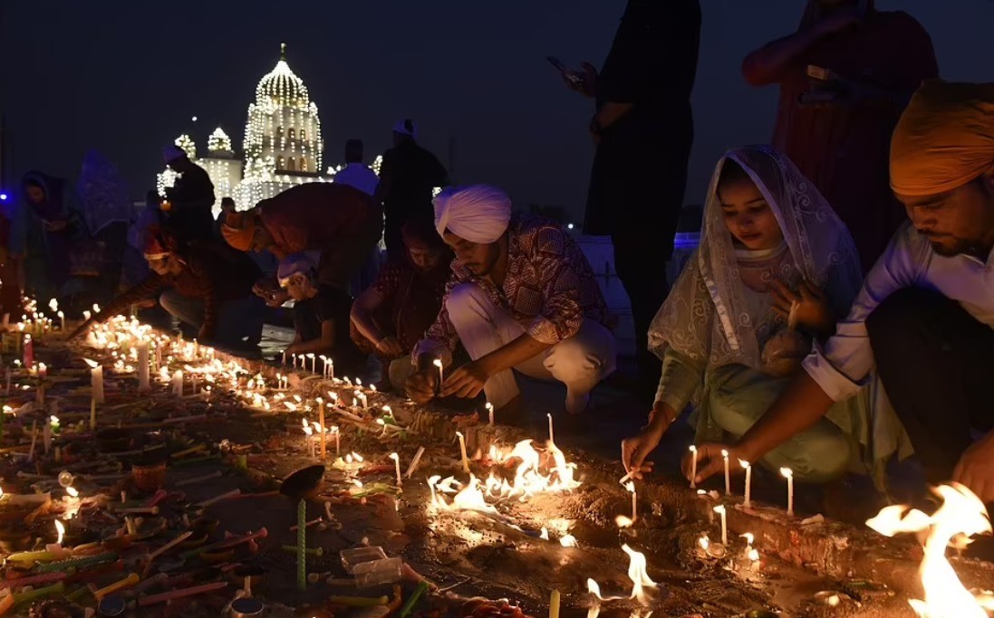 الهنود يحتفلون بعيد "ديوالى" بإضاءة المصابيح الزيتية والشموع