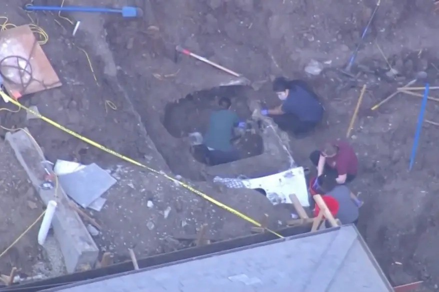 العثور على سيارة مدفونة فى فناء قصر مجرم أمريكى عمرها 30 عامًا