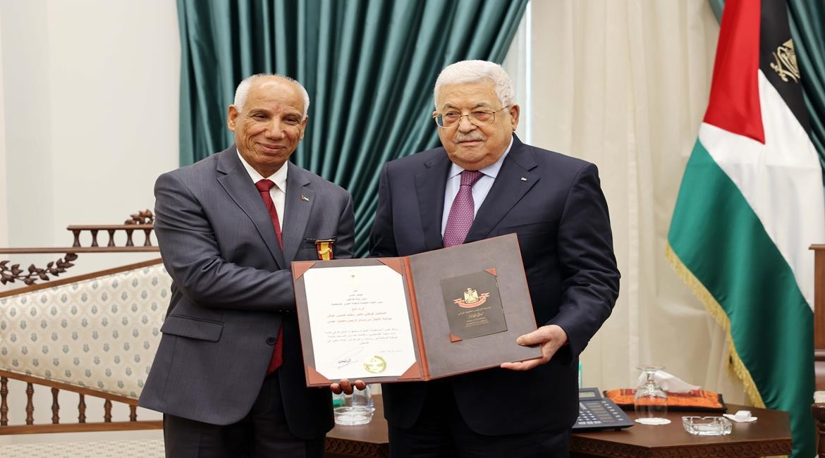الرئيس عباس يُقلّد الدكتور محمد عياش ميدالية الإنجاز