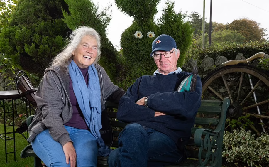 بريطانيان يحولان حديقة منزلهما لمعرض فنى مفتوح