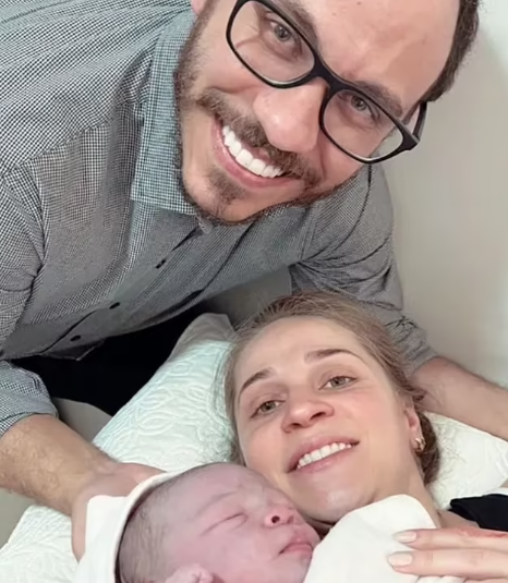 طبيب برازيلى يساعد زوجته على ولادة طفلتهما فى المصعد