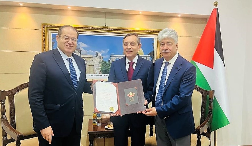 الخالدي يُقلد رئيس مكتب تمثيل جمهورية بلغاريا نجمة الصداقة