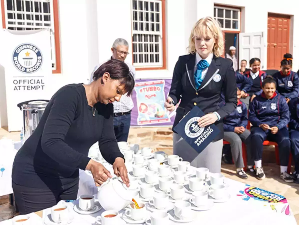 امرأة تصنع 249 كوب شاى فى ساعة وتدخل موسوعة جينيس