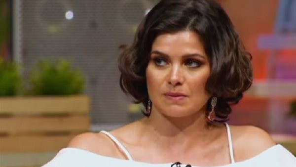 يسرا اللوزي ترد عن التنمر بسبب إصابة بنتها بالصمم