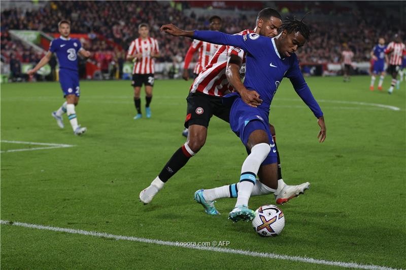 بالصور.. قطار تشيلسي يتعطل في محطة برينتفورد