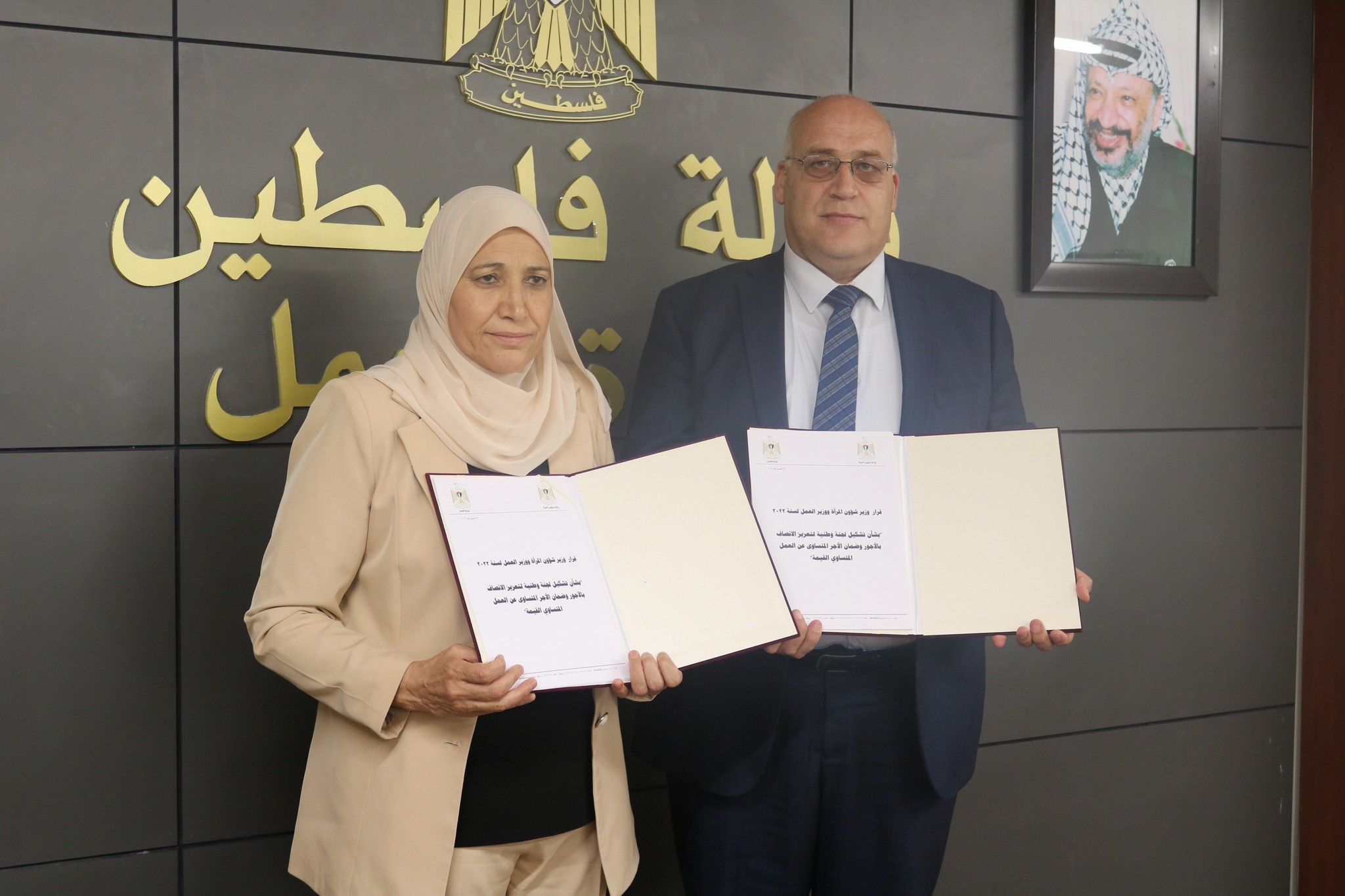 وزارتا العمل وشؤون المرأة توقعان اتفاقية لتشكيل لجنة وطنية لتعزيز الإنصاف بالأجور