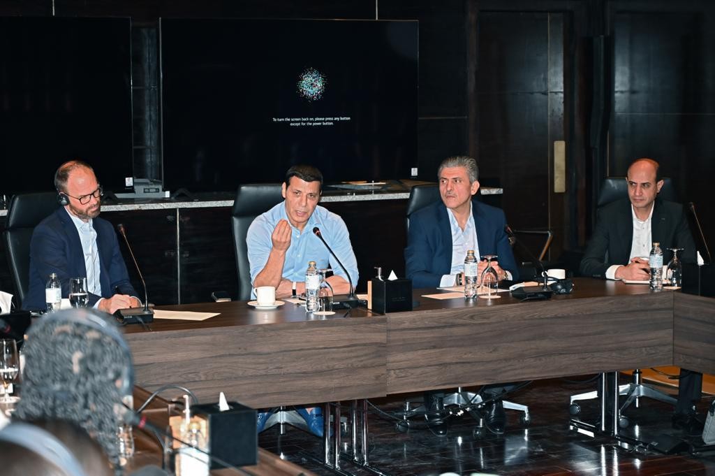 شاهد: صحف عربية ودولية تُسلط الضوء على لقاء دحلان مع باحثين من معهد "فيلوس"