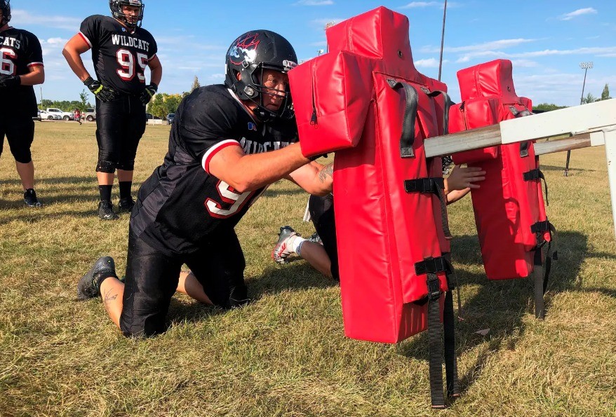 أمريكى 49عاما يلتحق بكلية العلوم ويلعب مباراة كرة مع الطلبة