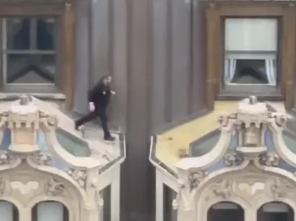 مقطع فيديو غامض لرجل يقفز عبر سطح مبنى شاهق