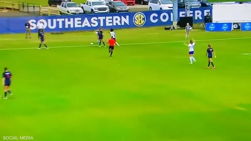 بالفيديو: لكمات وشد شعر.. فيديو لمباراة كرة نسائية تتحول لحلبة مصارعة