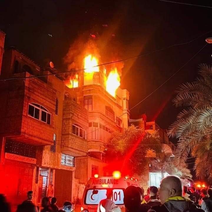 بالفيديو والصور: 21 وفاة في حريق اندلع داخل بناية سكنية شمال غزة