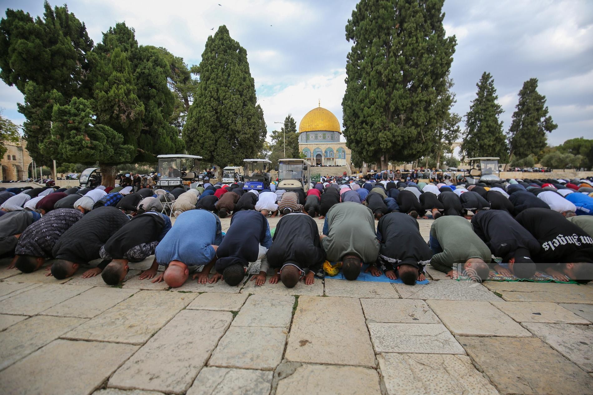 عشرات الآلاف يؤدون صلاة الجمعة في المسجد الأقصى