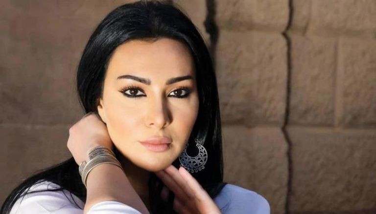 تتحرك بالعكاز.. تطورات الحالة الصحية لميريهان حسين