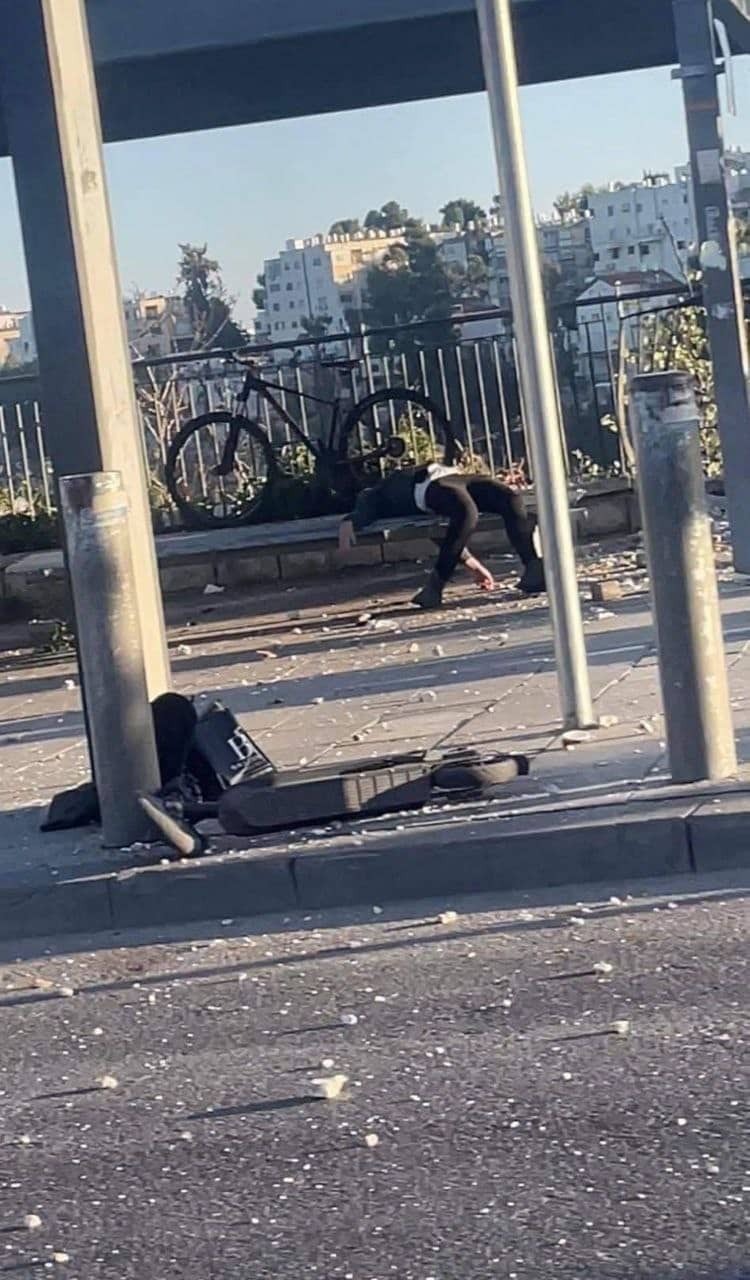 الإعلام العبري: قتيل وعشرات الإصابات إثر عدة انفجارات في القدس المحتلة