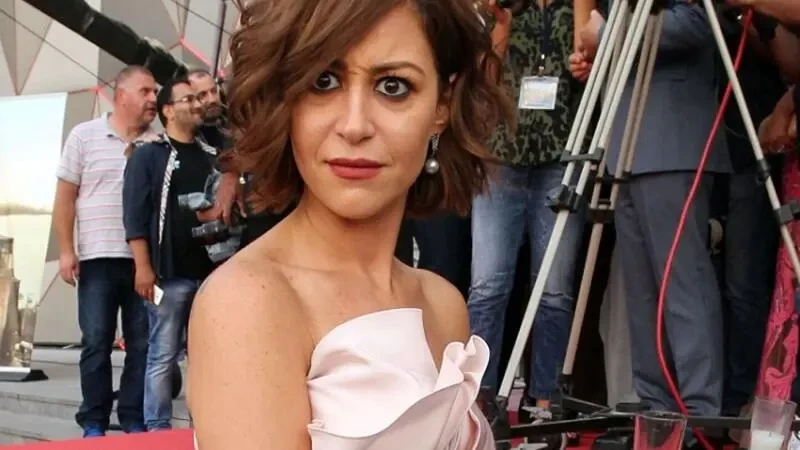 شاهد: إخلاء سبيل منة شلبي بعد القبض عليها بتهمة حيازة المخدرات