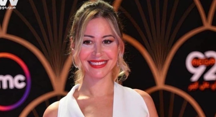 القبض على منة شلبى فى مطار القاهرة بتهمة حيازة مخدرات