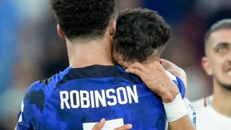 عندما تخرج كرة القدم من دائرة "النزاع السياسي" تسيل أنهار من الدموع على أكتاف "الأعداء"