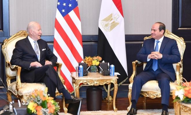بالصور: تفاصيل لقاء الرئيس المصري مع بايدن في شرم الشيخ