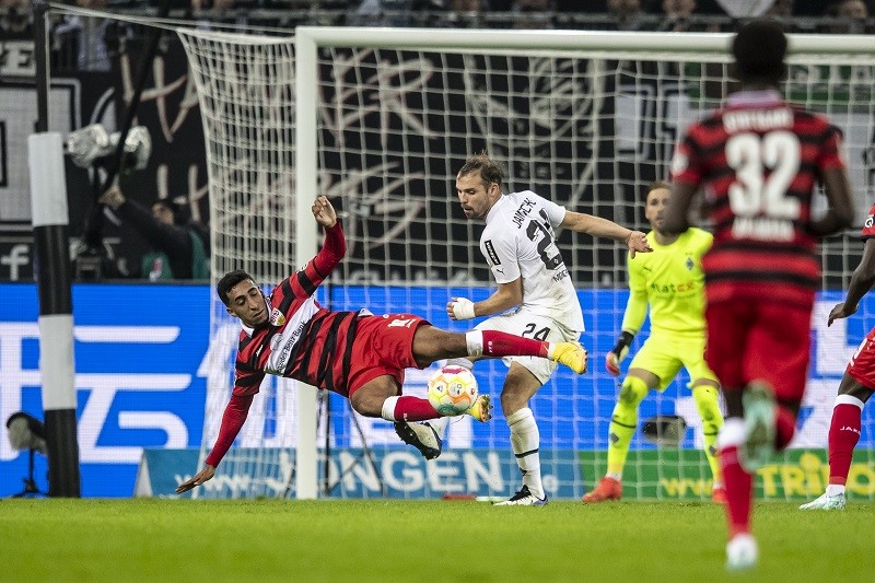 مونشنجلادباخ يتجاوز أزمته بثلاثية في شتوتجارت