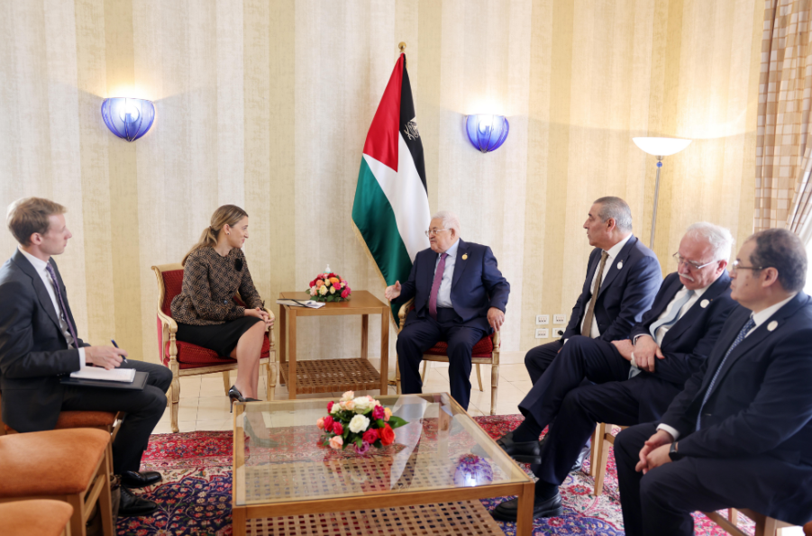 الرئيس عباس يستقبل الموفدة الأمريكية للقمة العربية في الجزائر