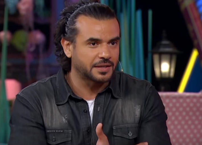 ساموزين يُثير الجدل بزي غريب.. والجمهور ينتقده