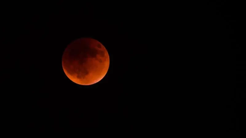 لماذا سمي خسوف القمر بهذا الاسم؟