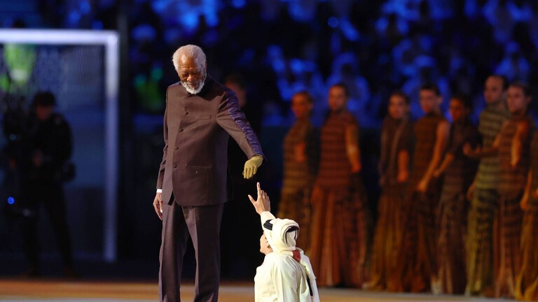 السر وراء إخفاء مورغان فريمان يده في افتتاح المونديال