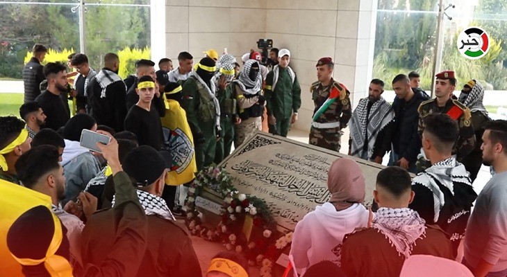 من أمام ضريحه