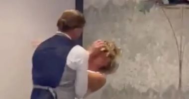 مشهد عريس يلطخ وجه عروسه بكعكة الزفاف يثير الجدل على مواقع التواصل