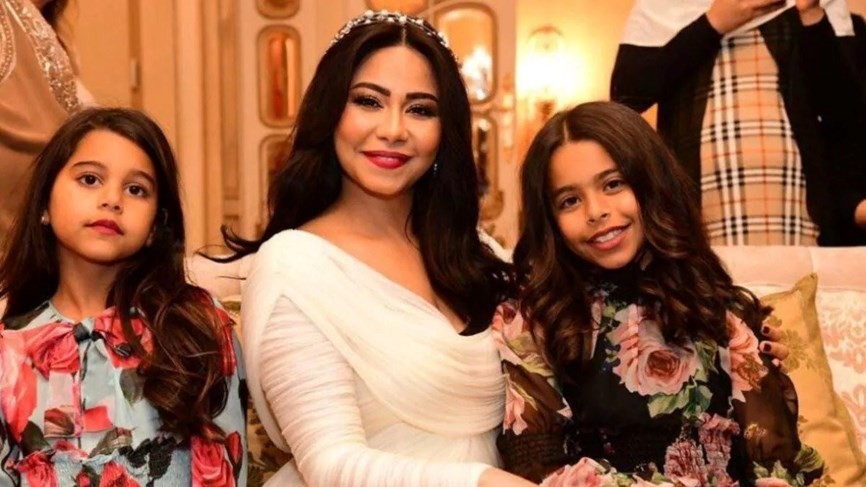 بالفيديو : هنا ابنة شيرين عبد الوهاب تلجأ الى والدها محمد مصطفى