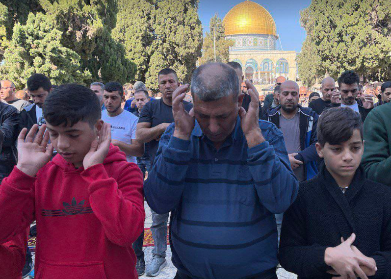 أداء صلاة الغائب على أرواح ضحايا حريق جباليا