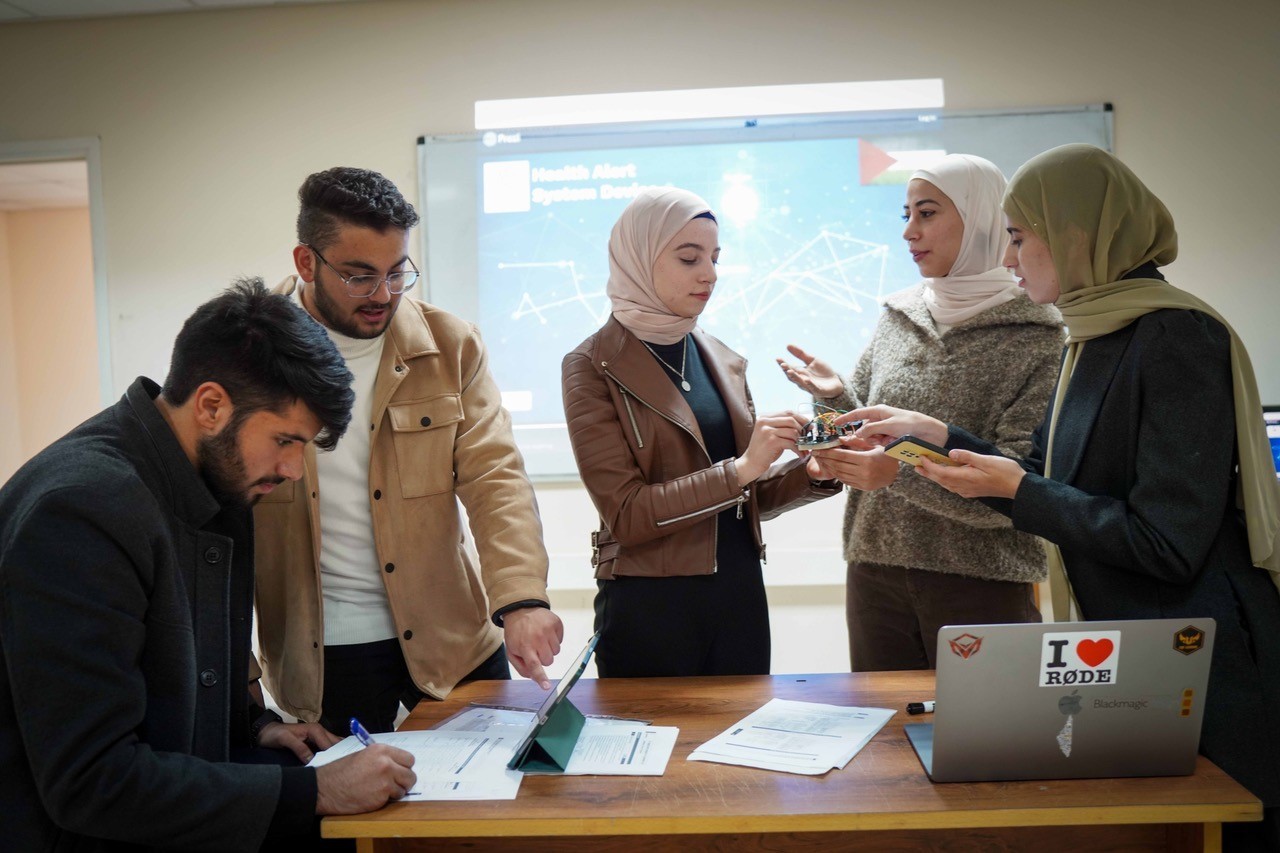 فريق جامعة بيرزيت يفوز بمسابقة تحدي الفضاء العالمي للاستدامة 2022