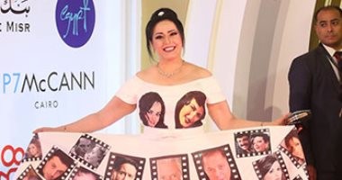 هند عاكف تحتفى بنجوم الفن بصور لكبار النجوم على فستانها بمهرجان القاهرة