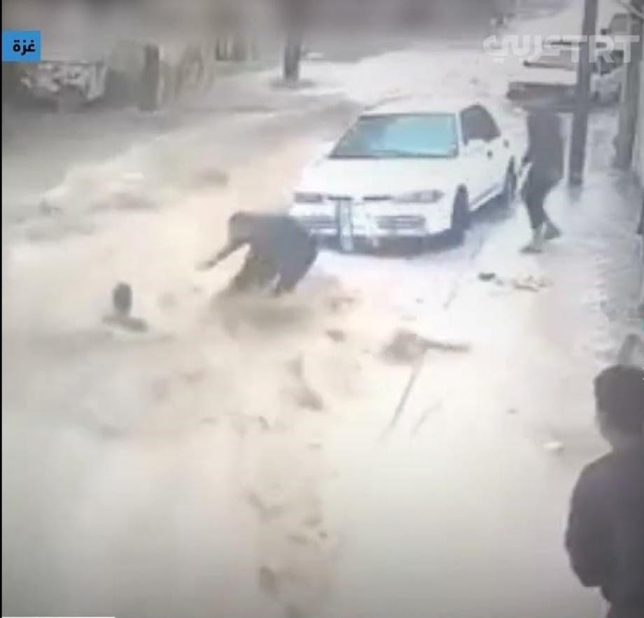 غزة: تكريم عامل تقديرًا لشجاعته بإنقاذ طفل جرفته مياه الأمطار