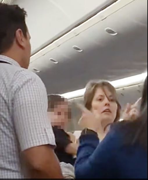 مشاجرة على متن طائرة بأمريكا.. والراكبة تدفع المضيفة إلى المستشفى