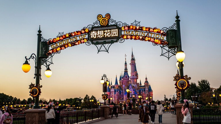 بالفيديو: استجابة لبروتوكولات الإغلاق الصارمة .. زوار "ديزني" في شنغهاي عالقون داخل المتنزه