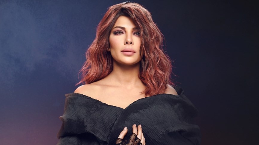 بالفيديو: طبيب اصالة النفسي يرافقها في حفلها الاخير في موسم الرياض