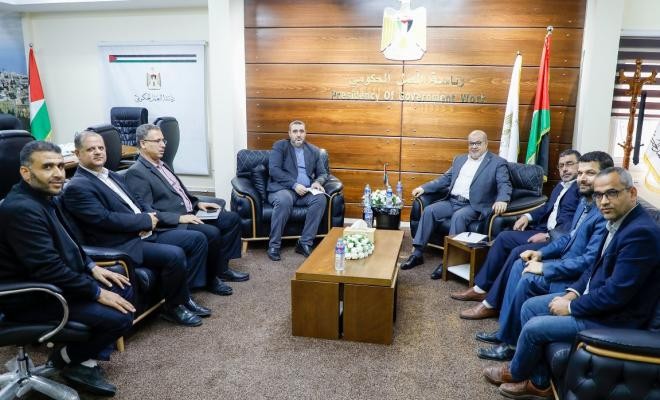 تفاصيل لقاء الدعليس مع نقابة الموظفين بغزة