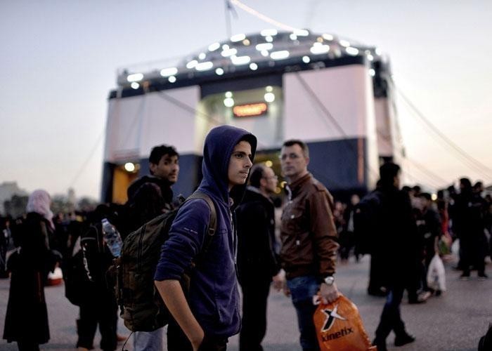 تقرير: رغم التحذيرات المستمرة.. شباب غزةّ يبحثون عن حياة أفضل خارج أسوار القطاع!!