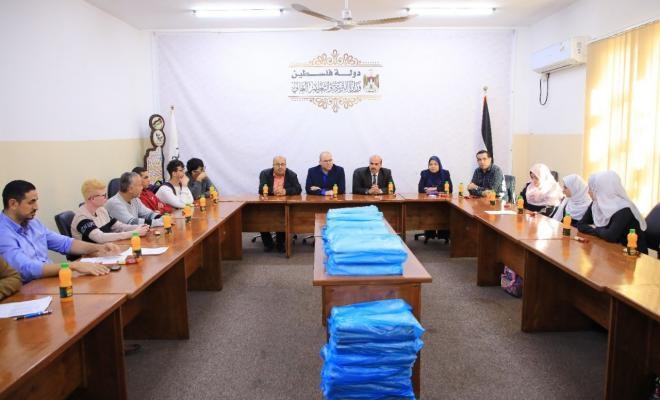 غزة: التعليم تُوزع كتبًا مكبرة لطلبة ذوي الإعاقة البصرية