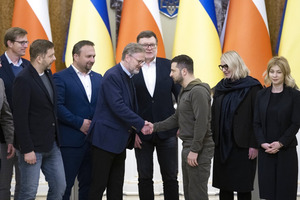 صحيفة:  أمريكا تُشجع سرًا قادة أوكرانيا على إظهار استعدادهم للتفاوض مع روسيا