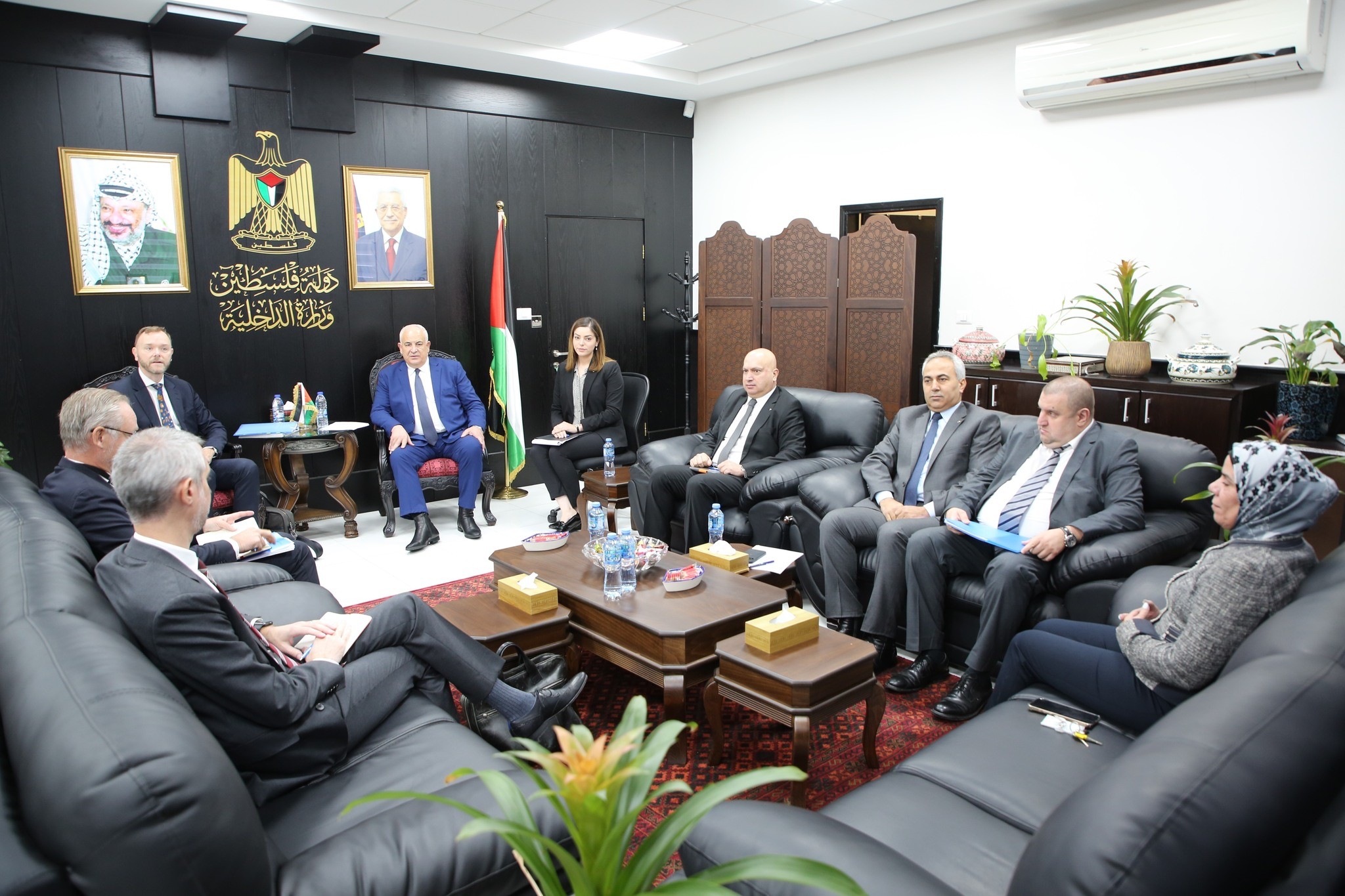 وزير الداخلية يبحث مع مسؤول سويدي سبل التعاون بين البلدين
