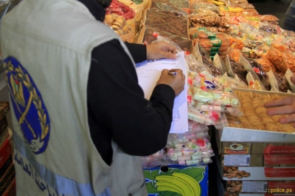 مباحث التموين تضبط 8 أطنان من المواد الغذائية الفاسدة في قطاع غزة