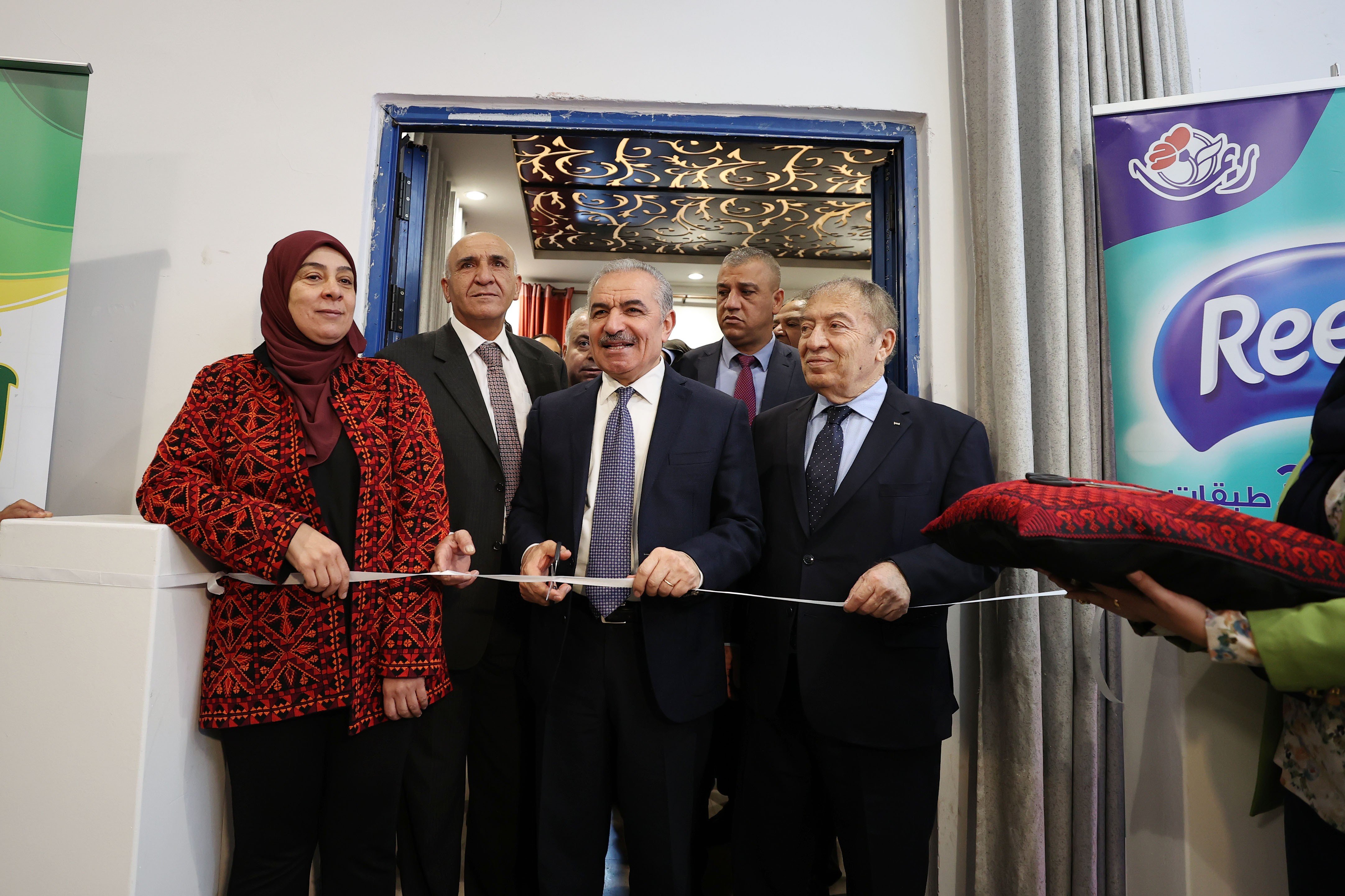 اشتية يفتتح معرض المنتجات الصناعية والزراعية