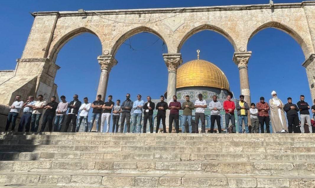 60 ألفًا يؤدون صلاة الجمعة في باحات المسجد الأقصى المبارك