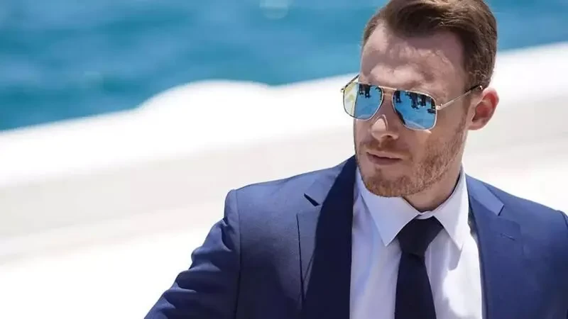 بالفيديو: كرم بورسين في موقف محرج.. نجمة شهيرة تحتضنه بالقوة