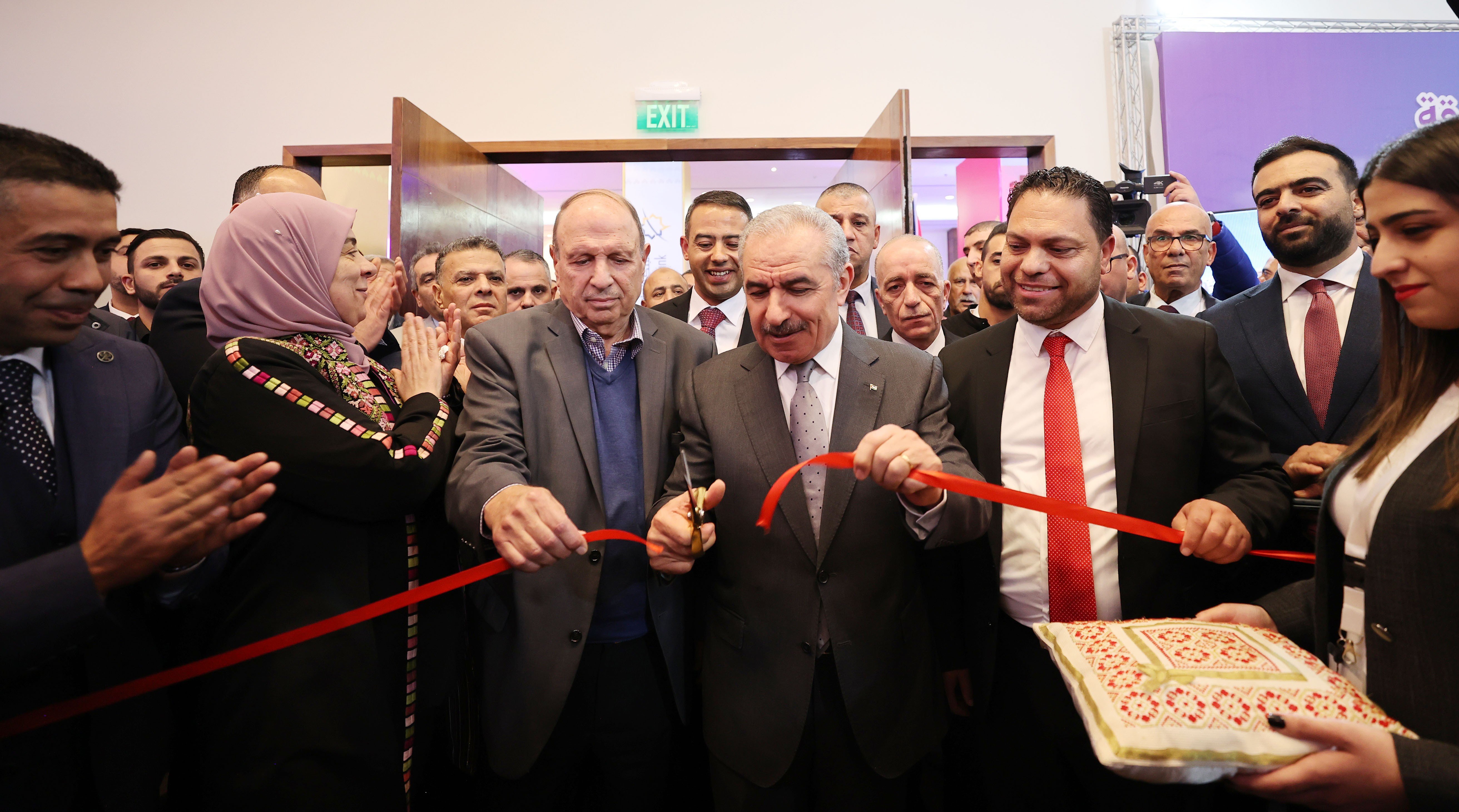 اشتية يفتتح معرض فلسطين العقاري 2022