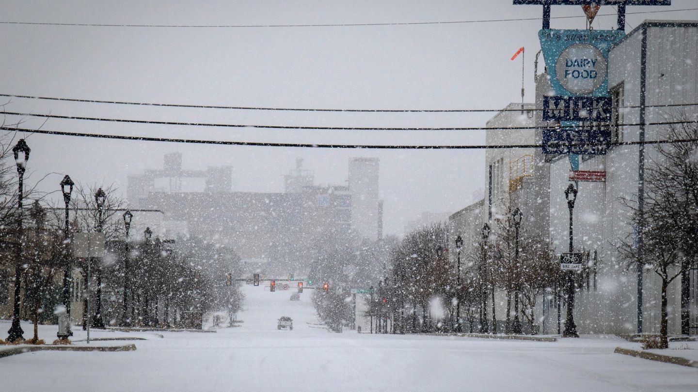 اضطرابات بحركة النقل الجوي في الولايات المتحدة إثر عاصفة صقيع