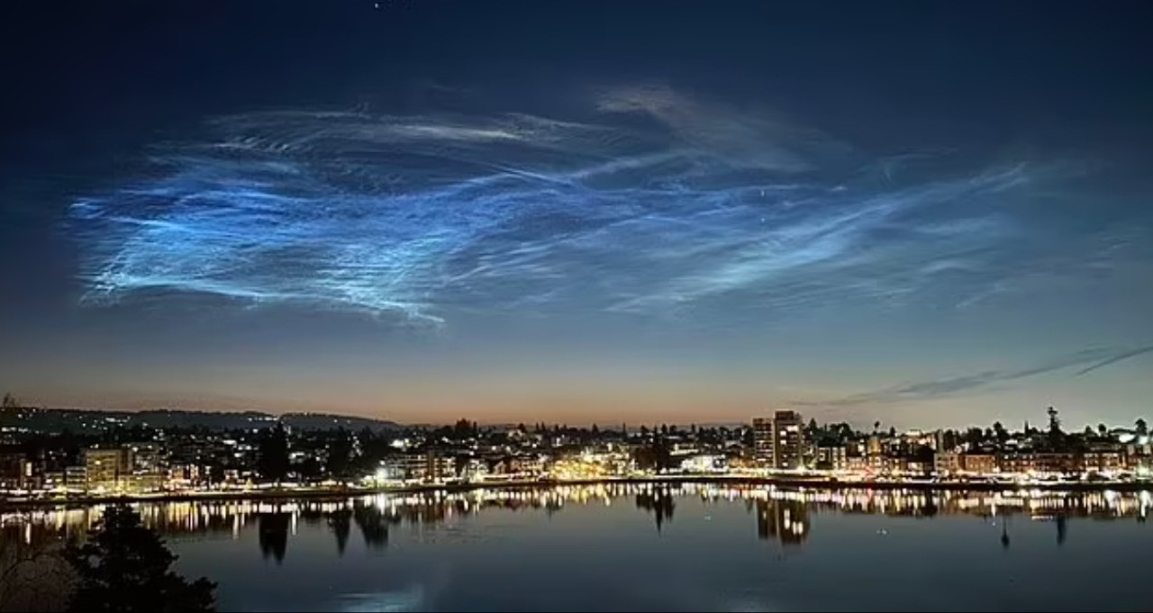 سحب نادرة وخفيفة تزين سماء خليج سان فرانسيسكو