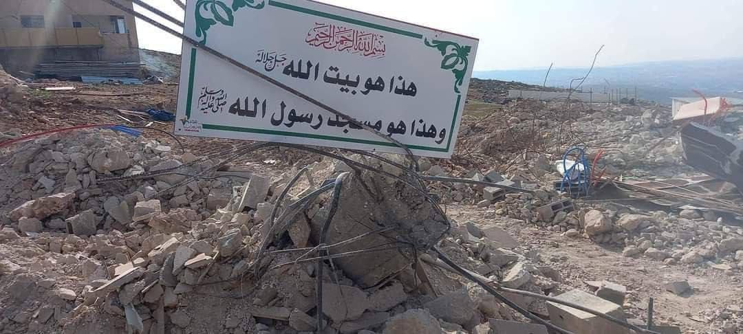 الخليل: الاحتلال يهدم مسجدًا في دورا وإصابات بالاختناق عند مدخل العروب